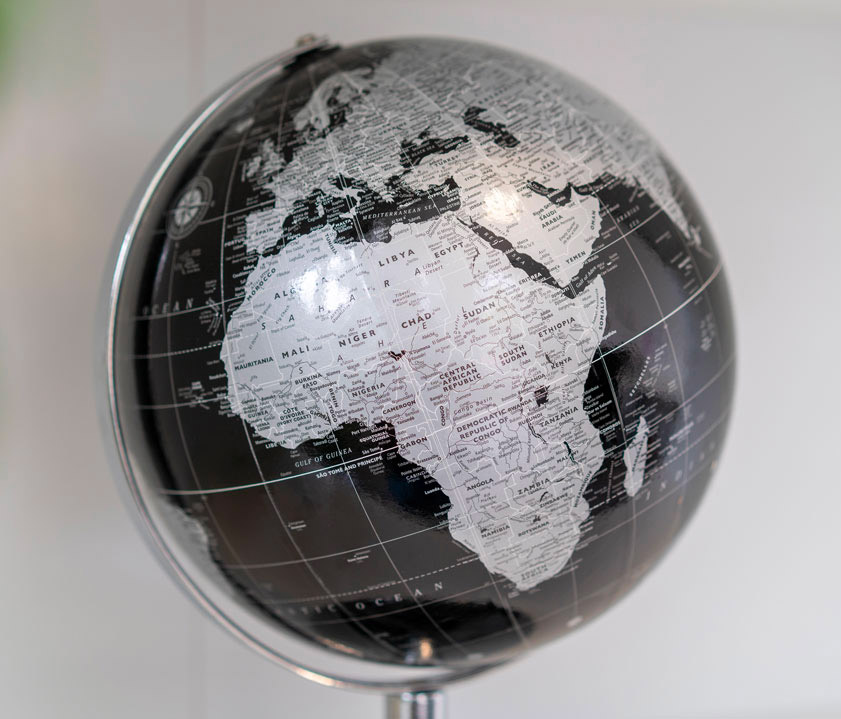 Mapp monde noire et argentée dans une agence de traduction