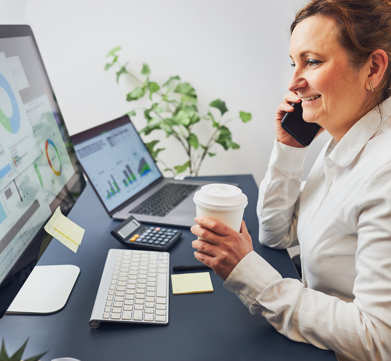 Femme entrepreneur ayant une conversation d'affaires sur téléphone mobile.