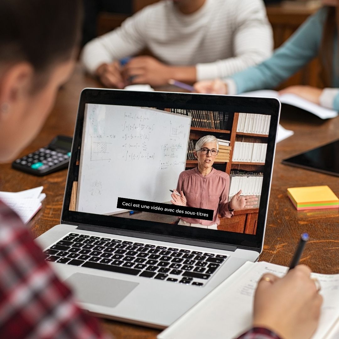 Élève assistant à un cours en ligne sous forme de vidéo avec des sous-titres